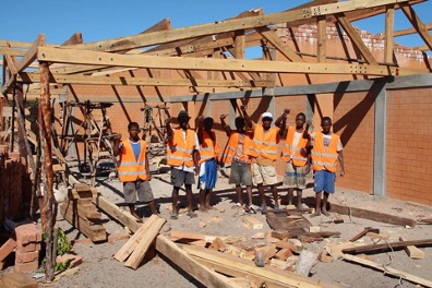 construction de la toiture de l'école