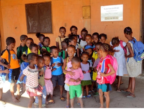 enfants devant école